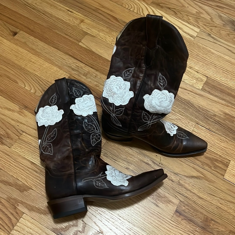Stunning Stetson Women’s Cowboy boots. Brown leather with cream flower detail.